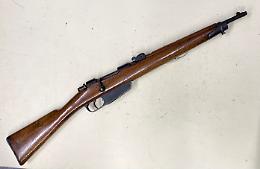 L&rsquo;operaio scava nel vecchio immobile e trova un arsenale: il segreto nascosto sotto terra per decenni