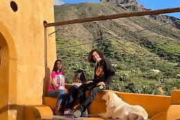 Aisha, 6 anni, l'unica alunna della scuola di Ginostra. "Non vedo l'ora"