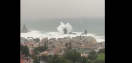 I video pi&ugrave; impressionati del maltempo in Sicilia: il mare entra nei paesi della costa jonica