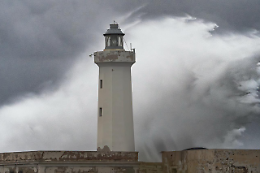 Il ciclone Harry: il faro di Capo Murro di Porco sfida la furia del mare
