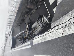 Si apre una voragine sul lungomare a Santa Teresa, auto ci finisce dentro: un ferito