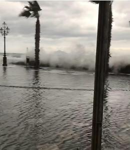 Mareggiate e venti di burrasca sulle Eolie che restano isolate