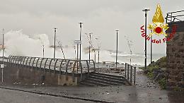 Sicilia travolta da mareggiate e vento, i danni a Catania tra strade sommerse e aziende danneggiate