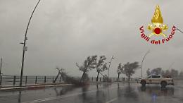 Dopo vento e mareggiate, i temporali pi&ugrave; forti tra Etna e Messinese, il ciclone Harry entra nell'ultima fase
