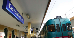 Il mare invade la stazione centrale di Catania: cancellati tutti i treni. Sospesa circolazione anche verso Palermo e Siracusa