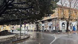 Catania come durante il lockdown: pioggia e vento fermano la citt&agrave; che affronta il ciclone Harry