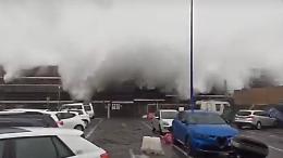 Catania, onda gigante supera il nuovo molo di Levante al porto e travolge il circolo nautico Nic: il video