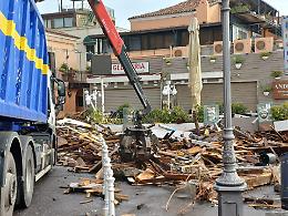 San Giovanni Li Cuti, il mare travolge un ristorante: strada invasa dai detriti