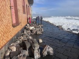 A Riposto c'&egrave; chi sfida il mare e finisce in ospedale: nuovo appello del sindaco per evitare rischi