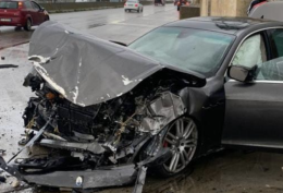 Modica, Maserati nera si schianta contro un muro