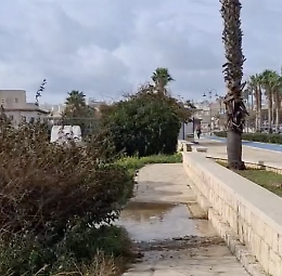 Pozzallo, il lungomare Pietrenere dopo il passaggio di Harry &egrave; diventato un acquitrino