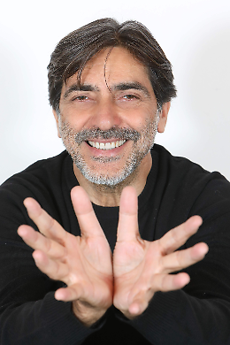 Metti che rinasco: viaggio surreale in Corsica con Sergio Vespertino