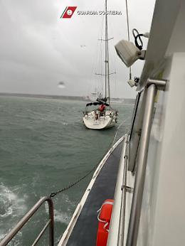 Voleva salvare la barca dalla tempesta: resta alla deriva con il figlio, moglie lancia Sos e a Guardia Costiera evita la tragedia