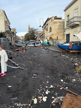 Pozzillo, strade ricoperte di sabbia,  detriti e... barche