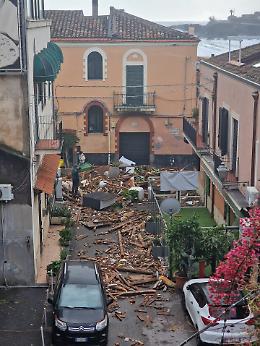 Ciclone Harry, la devastazione dopo la tempesta: strade costiere sgretolate e borghi marinari invasi dai detriti