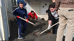 Gli "angeli dello jonio" in prima linea: rinunciano alle lezioni per salvare spiagge e negozi