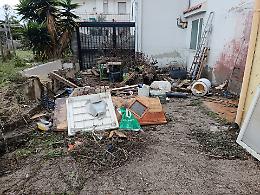 Galati sotto assedio del mare: famiglie evacuate, barriere danneggiate 