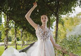 Pizzi antichi, rafia e seta: con Marco Strano la forma dei fiori si trasforma in abiti sartoriali 