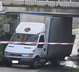 Vittoria, resta incastrato nel sottopassaggio: furgone distrutto
