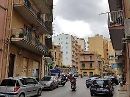 Via Gioeni &egrave; una "zona franca": tra auto in fiamme e palazzi che crollano, la rivolta dei residenti