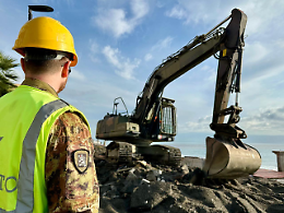 Genieri della Brigata Aosta al lavoro per ripristinare la viabilit&agrave; a Santa Teresa di Riva e Furci Siculo dopo il ciclone Harry