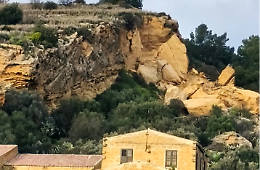 La collina che cede sopra la Panoramica dei Templi: crepe nella roccia, nodi nella politica