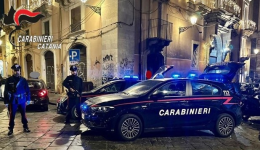 Esce dal bar con birra e th&egrave; senza pagare: pugno al cassiere che cerca di bloccarlo