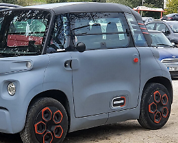 Marina di Ragusa, sfonda il vetro di una minicar per rubare: preso