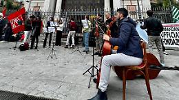 Palermo, la protesta della Fondazione Orchestra Sinfonica Siciliana: musicisti in abiti civili in piazza