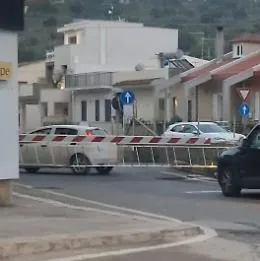Auto prigioniera delle sbarre abbassate a Scicli: rischiato un clamoroso incidente