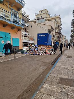 Ruspe in spiaggia, transenne, autorit&agrave; e operai a Letojanni