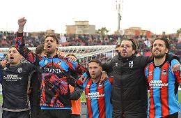 Catania-Cosenza 2-0, le foto di una domenica da incorniciare: i gol, le esultanze, gli abbracci, la grinta di Toscano e la gioia delle curve