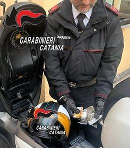 Inversione sospetta e 17 grammi di "lemon": i carabinieri arrestano due pusher minorenni 