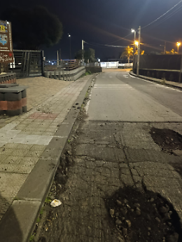 Buio e voragini: scooter cade e si rompe un piede, il comune intervenga