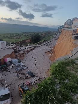 Niscemi scivola a valle, &egrave; un disastro annunciato: il sindaco chiude le scuole, case evacuate&nbsp;