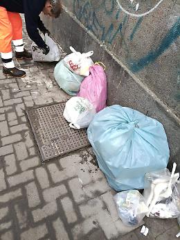 "Spacchettamento" dei sacchetti dei rifiuti e controlli in borghese: 77 multe a Catania per l'abbandono dei rifiuti in centro