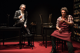 Il vuoto che parla: &laquo;Birre e rivelazioni&raquo; al Teatro Libero