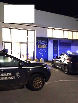 Vittoria, fanno un buco nel muro del supermercato: ma i ladri vengono messi in fuga