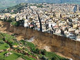 Niscemi, la frana lunga quattro chilometri che ha svuotato interi quartieri: &ldquo;Siamo delocalizzati, ma la vita non si sposta&rdquo; 