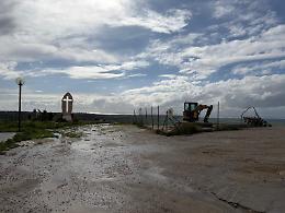 La croce in bilico: Niscemi assediata dalla frana, rischio isolamento e tensione tra gli sfollati