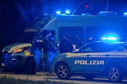 Giovane marocchino punta un'arma a salve: ucciso dalla polizia a Milano