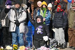 &ldquo;A un certo punto ce ne andremo&rdquo;: Trump apre al ritiro dell&rsquo;ICE da Minneapolis, tra video che smentiscono i federali e due morti che dividono l&rsquo;America