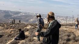 Due carabinieri fatti inginocchiare da un colono israeliano armato in Cisgiordania. Roma protesta e convoca l'ambasciatore
