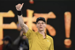 Due italiani nei quarti di finale degli Australian Open: Sinner vince il derby con Darderi