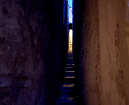 E' tra i vicoli pi&ugrave; stretti della Sicilia. Si trova a Monterosso Almo. Riuscireste a percorrerlo sino in fondo?