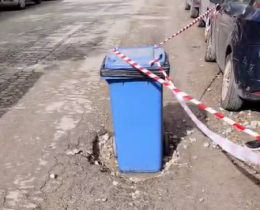 Buche nel quartiere Noce, segnalazioni fai da te e sit in: &laquo;Rischio per la sicurezza, chiediamo interventi del Comune&raquo;