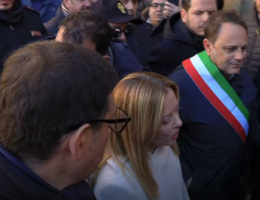 Premier Giorgia Meloni sorvola le zone colpite dal maltempo e si ferma a Niscemi