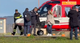 Meloni a sorpresa a Niscemi: il momento dell'arrivo in elicottero 