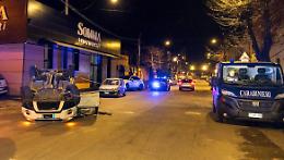 Catania: tentano un furto con spaccata in un supermercato, ma il suv si ribalta