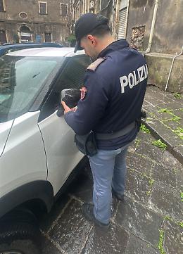 Tentata truffa dello specchietto ma la vittima designata era un poliziotto: denunciato 22enne 
